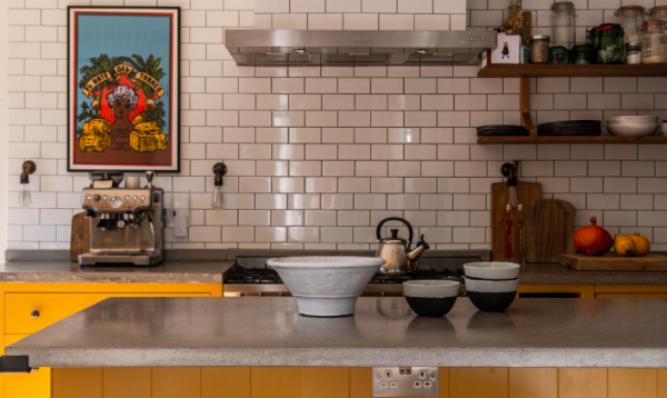 Dinding dengan ubin porselen berkilau